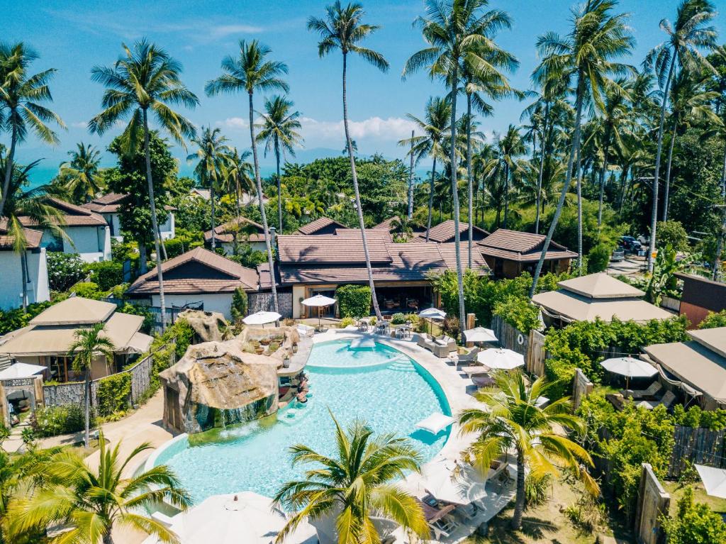 z góry widok na ośrodek z basenem i palmami w obiekcie Khwan Beach Resort - Luxury Glamping and Pool Villas Samui - Adults Only - SHA Extra Plus w mieście Mae Nam