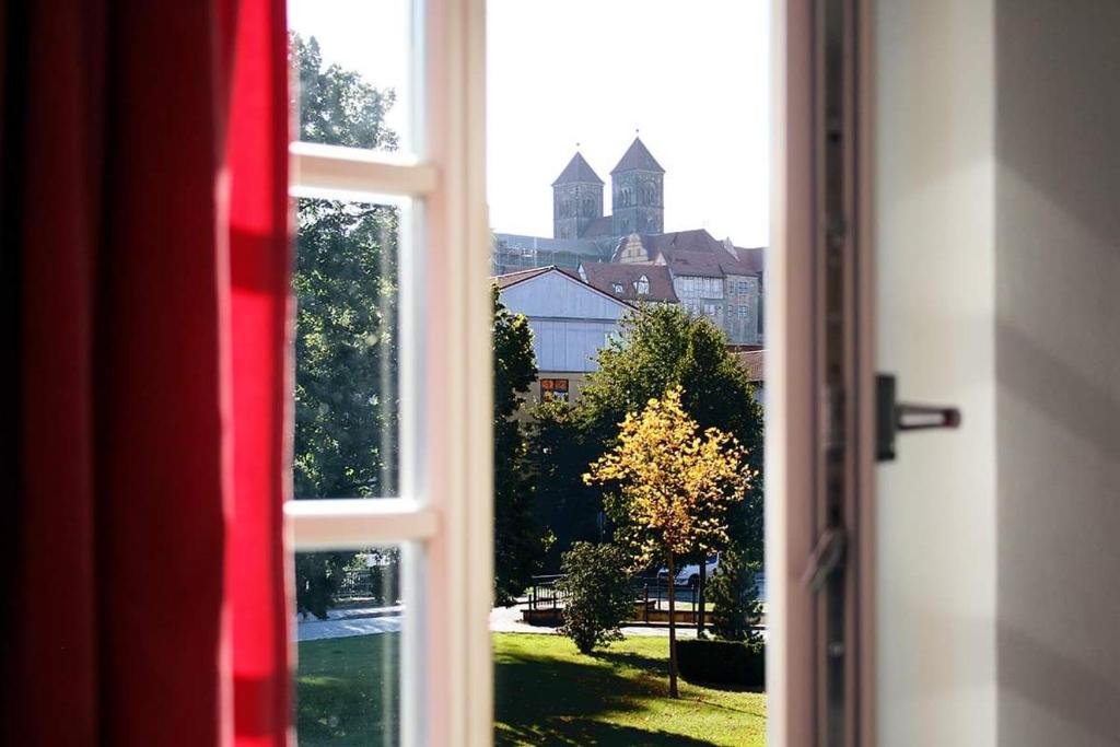 une fenêtre ouverte avec vue sur la ville dans l'établissement Ferienhaus Schloßblick, à Quedlinbourg