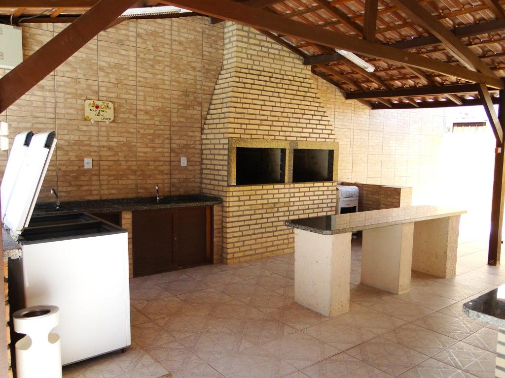 una gran cocina con encimera en una habitación en Casa com piscina para família, en Florianópolis