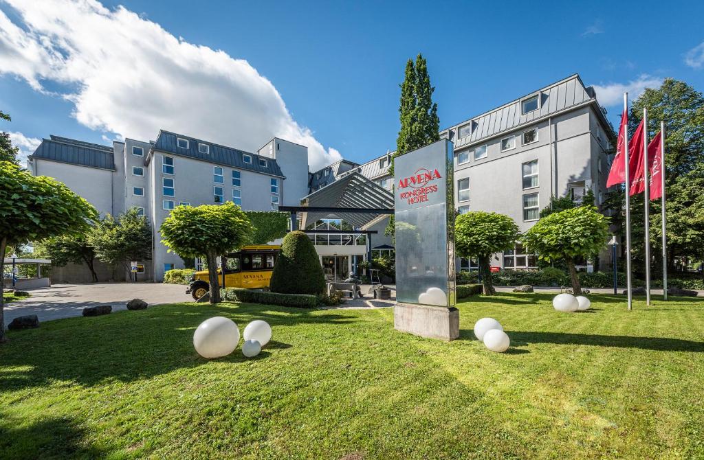 un hotel con un cartello sull'erba di fronte a un edificio di ARVENA Kongress Hotel - Hotel in der Wagnerstadt a Bayreuth