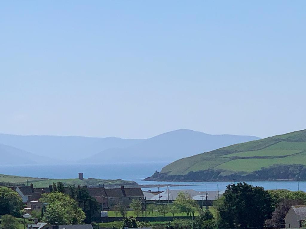 - une vue sur une ville et une étendue d'eau dans l'établissement Wonderful Coastal home in Dingle town, à Dingle