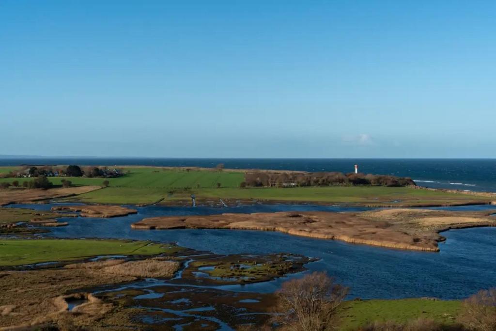 eine Luftansicht auf einen Fluss und das Meer in der Unterkunft Apartment Baltic Panorama in Heiligenhafen