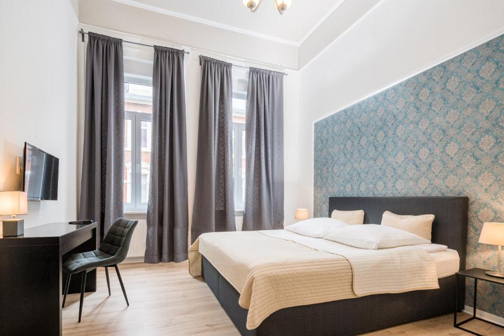 - une chambre avec un lit, un bureau et une fenêtre dans l'établissement Hotel Aurora, à Wiesbaden