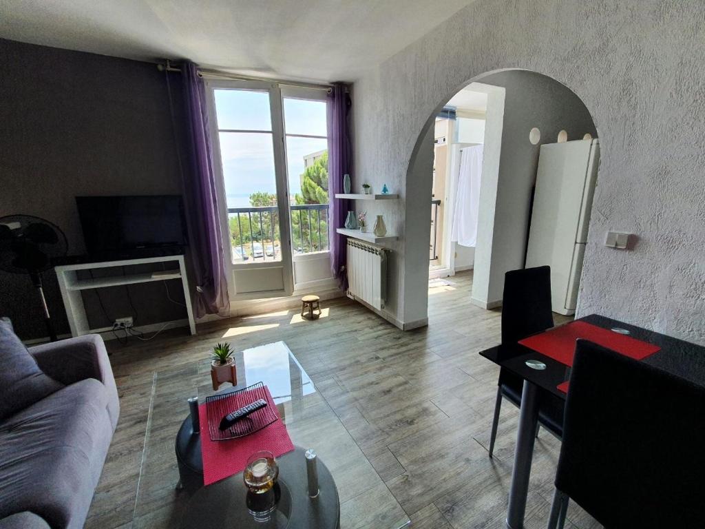 Appartement VUE MER avec parking gratuit sur place tesisinde bir televizyon ve/veya eğlence merkezi