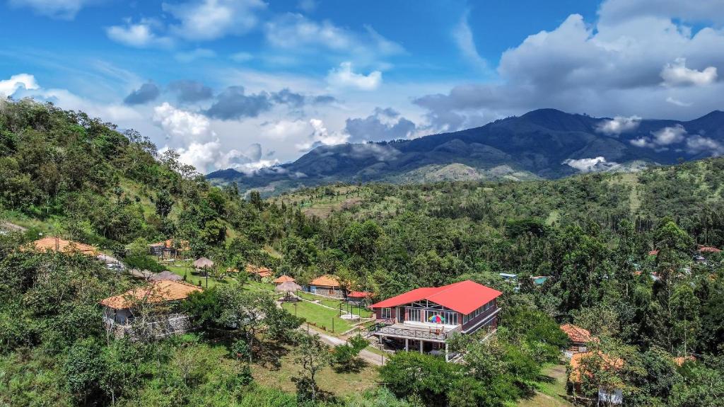 una vista aérea de una casa en una montaña en ZACS VALLEY RESORT, Kodaikanal, en Kodaikanal