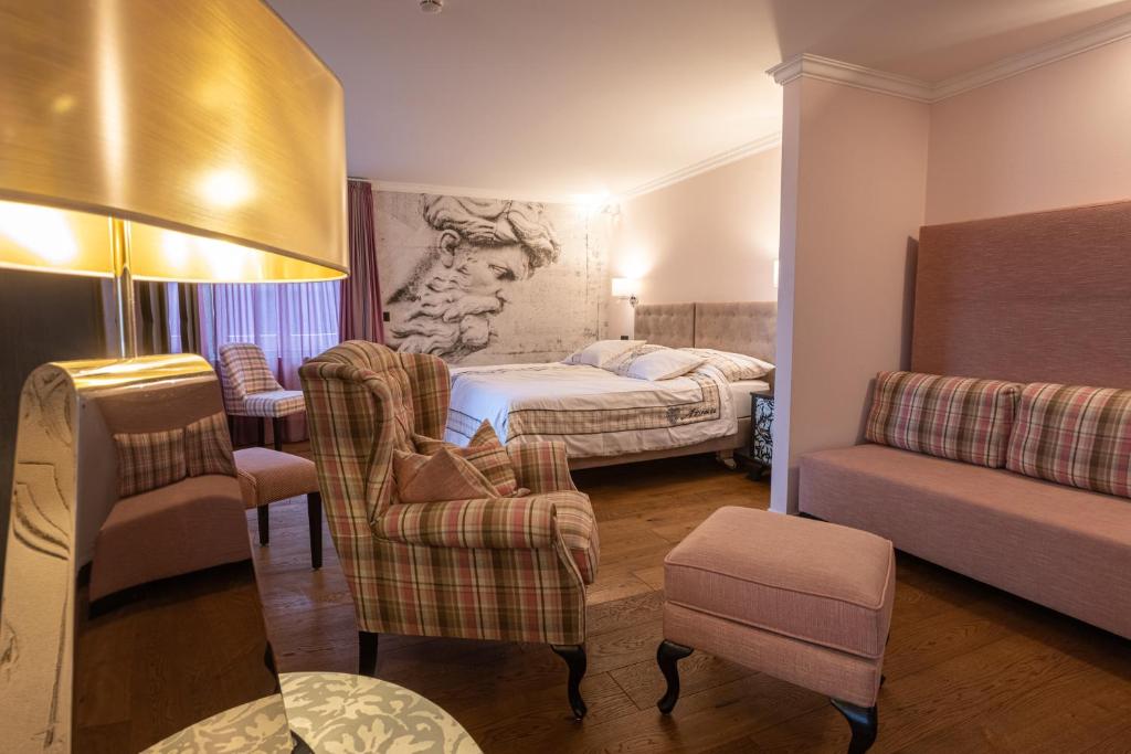 Una cama o camas en una habitación de Home Hotel Arosa