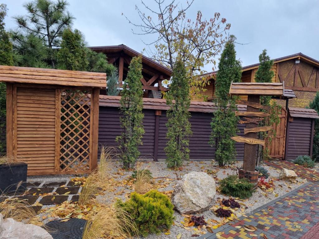 ein Haus mit einem Zaun und einem Garten in der Unterkunft НИК аэро in Kharkov