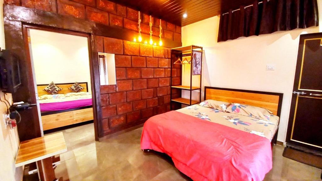 een kleine slaapkamer met een bed en een spiegel bij Dadaji Cottage, a unit of DADAJI VILLA in Panchgani