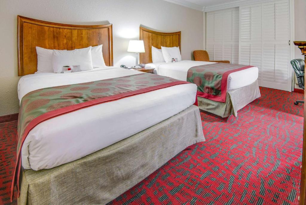 En eller flere senge i et værelse på Ramada by Wyndham Metairie New Orleans Airport