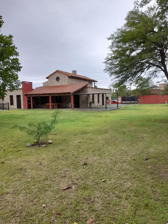 un bâtiment avec une pelouse devant lui dans l'établissement Casa Arguello, à Córdoba