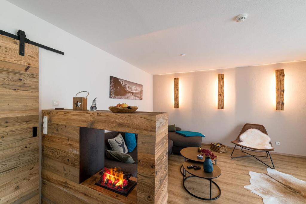 uma sala de estar com lareira e sofá em Alpen-Lounge Apartment 17 em Fügen