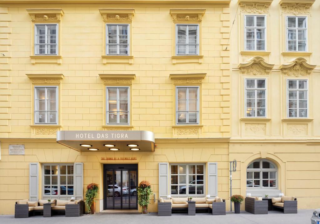 a yellow building with a sign that reads hotel des lion at Boutique Hotel Das Tigra in Vienna