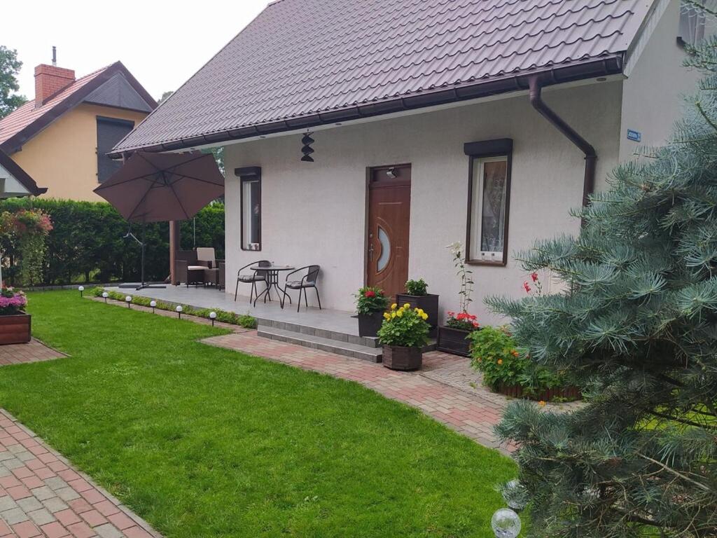 Vrt pred nastanitvijo Beautiful holiday house with swimming pool, only 200m from the lake, Morzyczyn