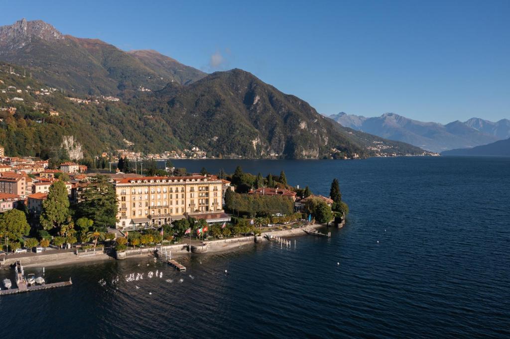 une île au milieu d'une grande masse d'eau dans l'établissement Grand Hotel Victoria concept & spa, by R Collection Hotels, à Menaggio