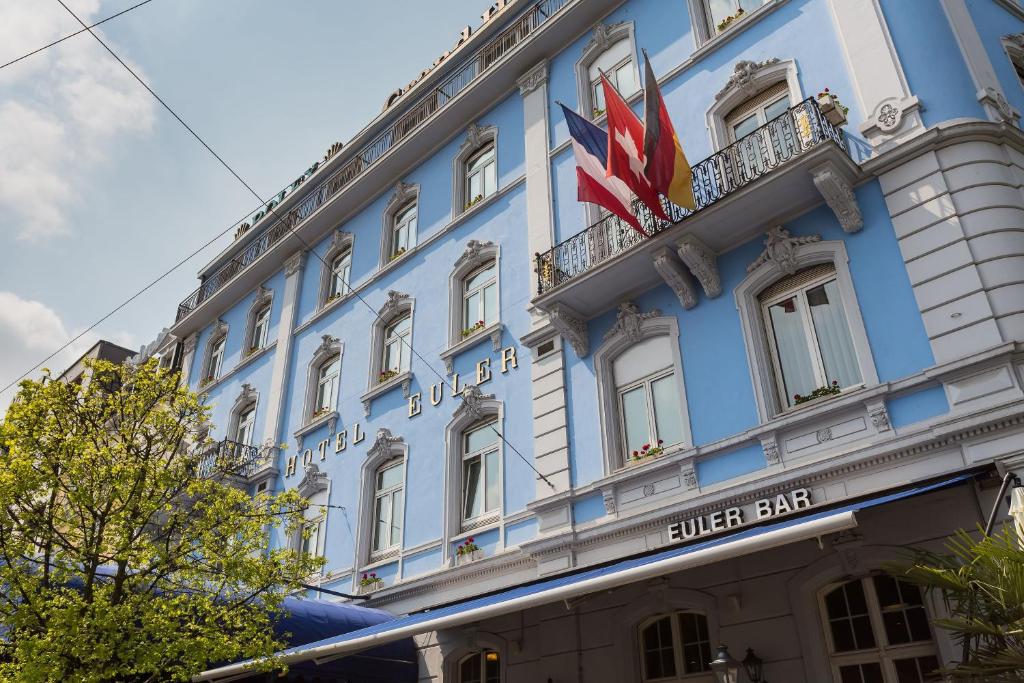 ein blaues Gebäude mit den Worten "Voller Balken" in der Unterkunft Hotel Euler Basel in Basel