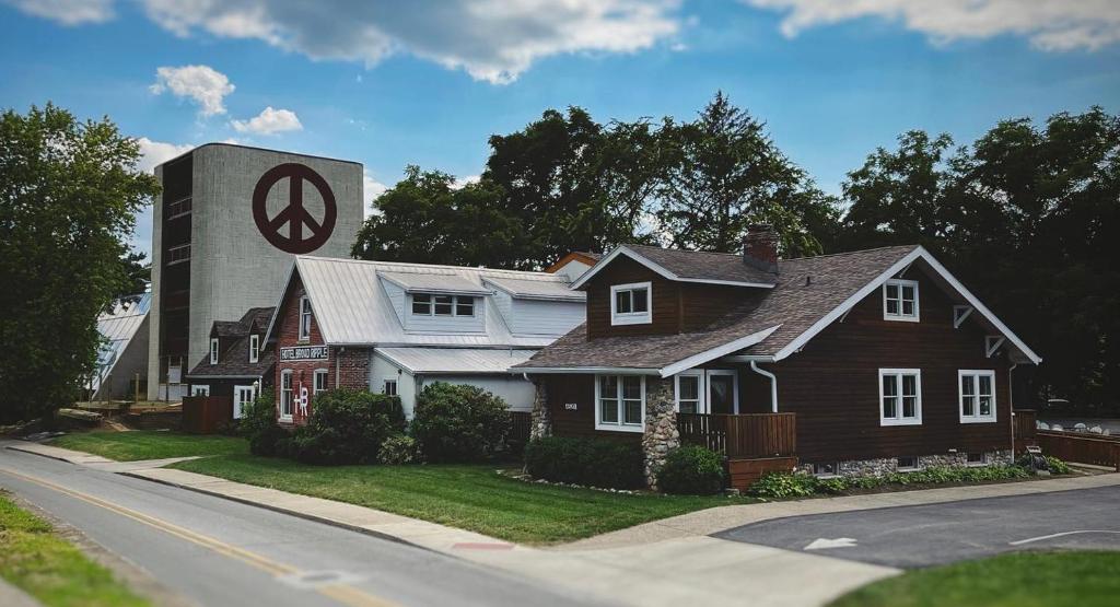 una casa con una torre dell'orologio sul lato di una strada di Hotel Broad Ripple a Indianapolis