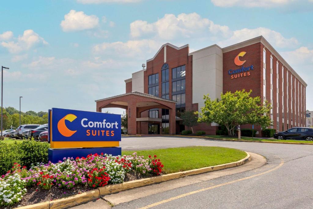 En logo, et sertifikat eller et firmaskilt på Comfort Suites Fredericksburg South