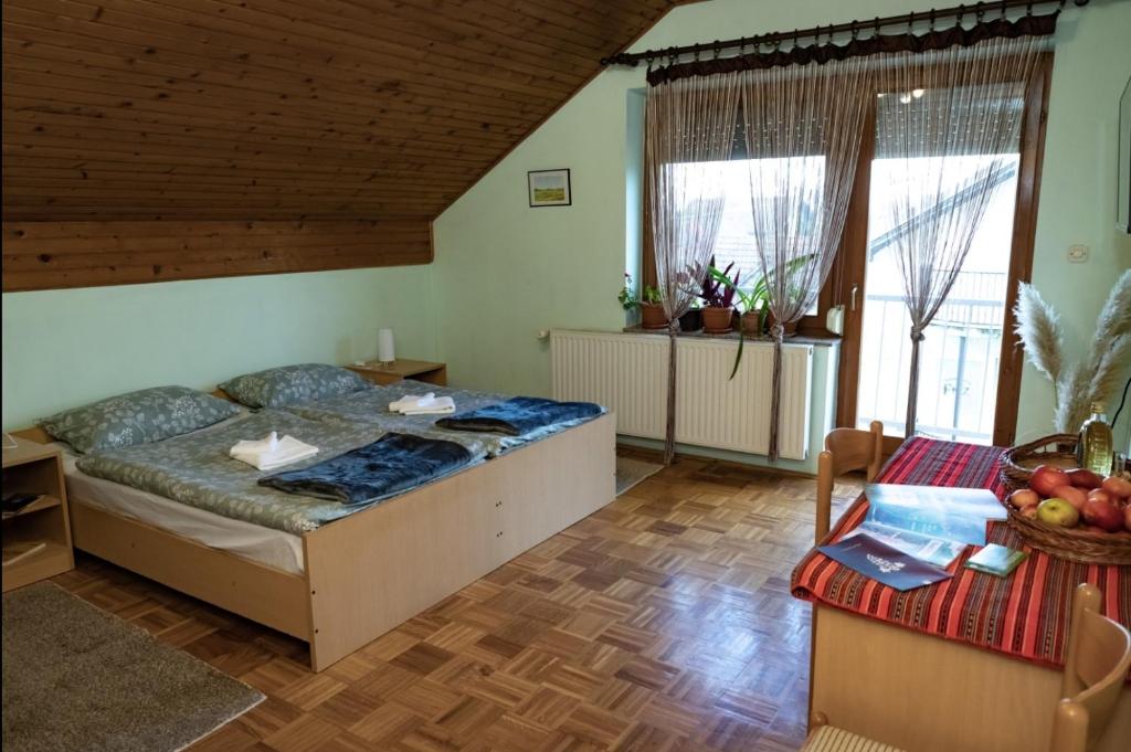 Un pat sau paturi într-o cameră la OPG Vuk bed&breakfast "Čarobni snovi"