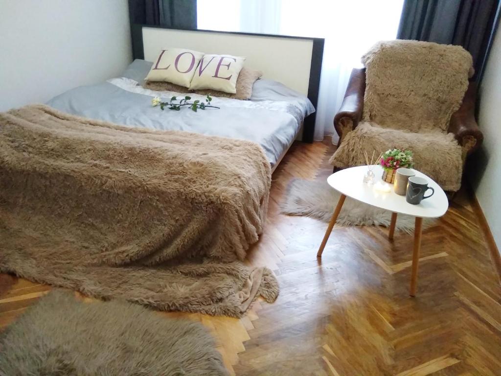 Un pat sau paturi într-o cameră la Comfortable modern apartment