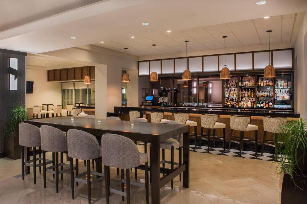 Salon oz. bar v nastanitvi Sheraton Suites Chicago Elk Grove