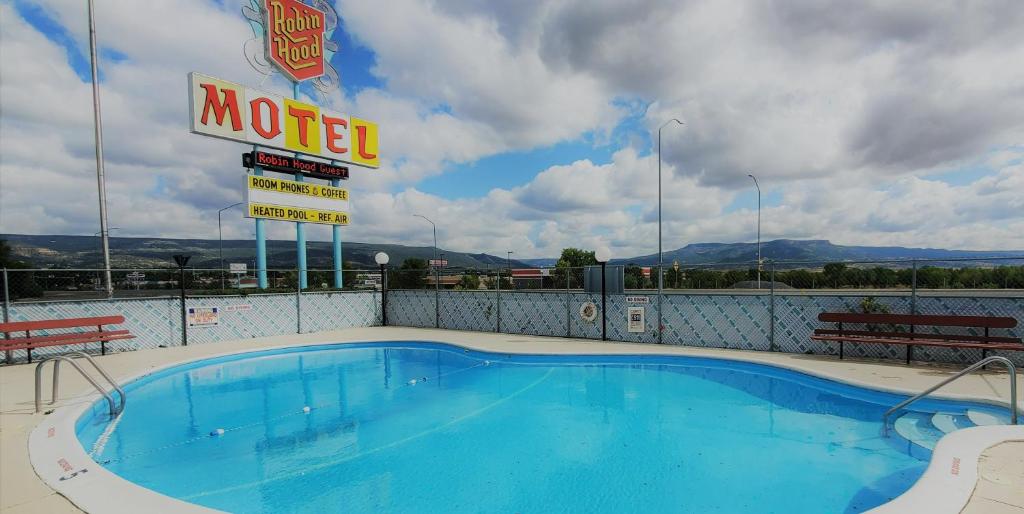 Swimmingpoolen hos eller tæt på Robin Hood Motel