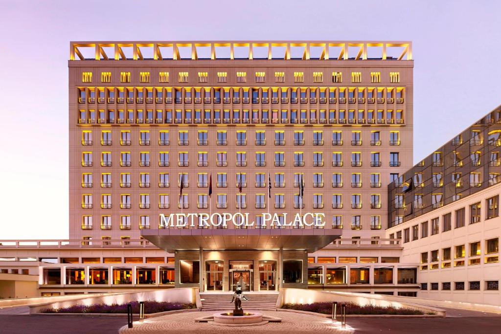 ベオグラードにあるMetropol Palace, Belgradeの噴水のある大きな建物