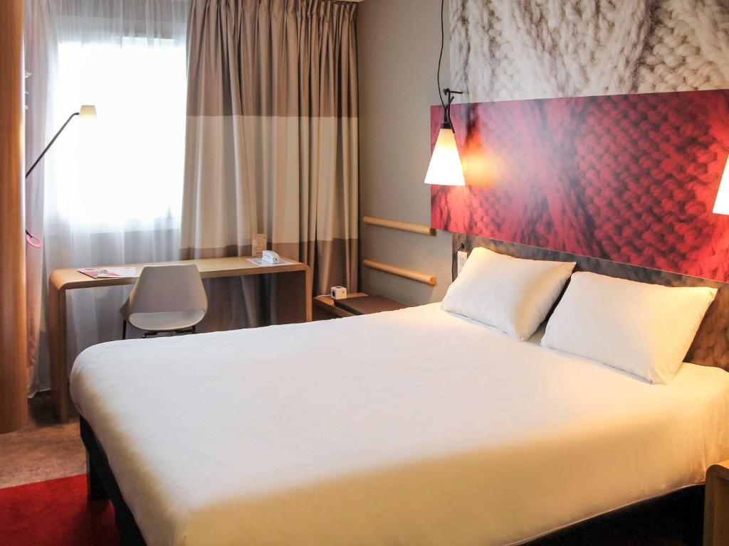 A bed or beds in a room at ibis Arcachon la Teste de Buch