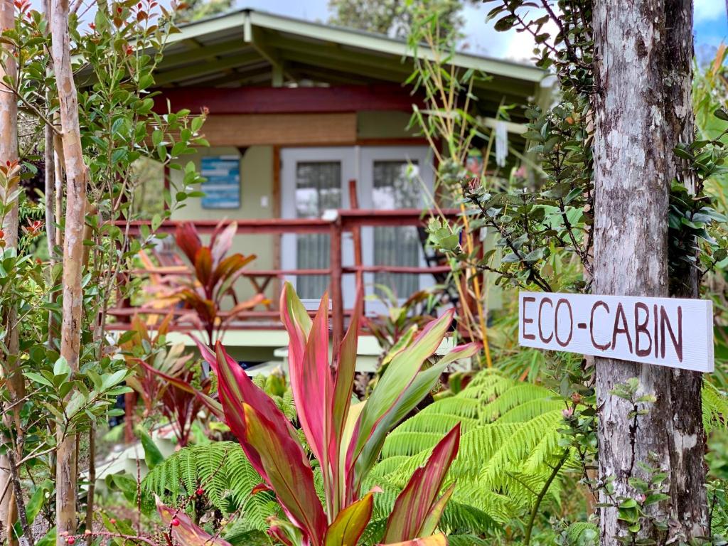 Un jardín fuera de Volcano Eco Cabin & Eco Lodge