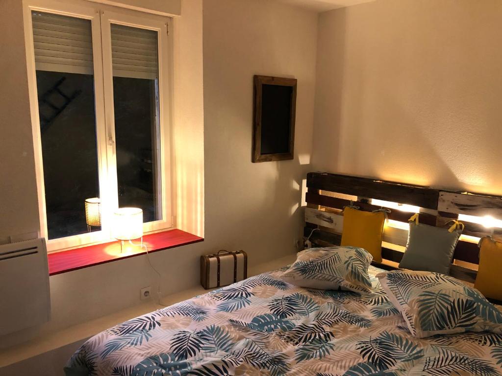 Una cama o camas en una habitación de Chez Julien: appartement confort plein centre