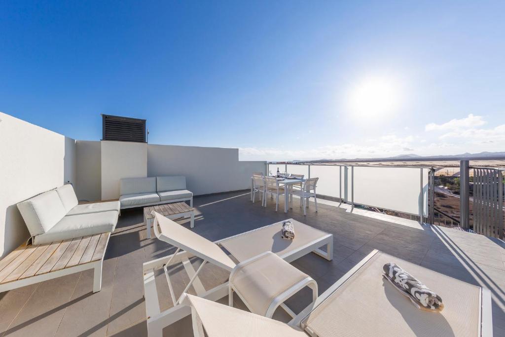 Balkon atau teras di MEDANO4YOU The Casa Celou Penthouse