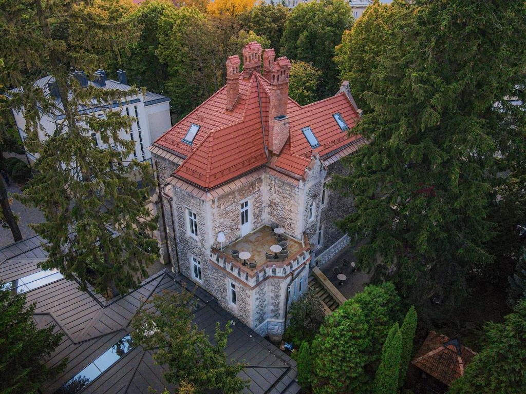 una vista aerea di un castello con tetto rosso di Lion's Castle Hotel a Lviv