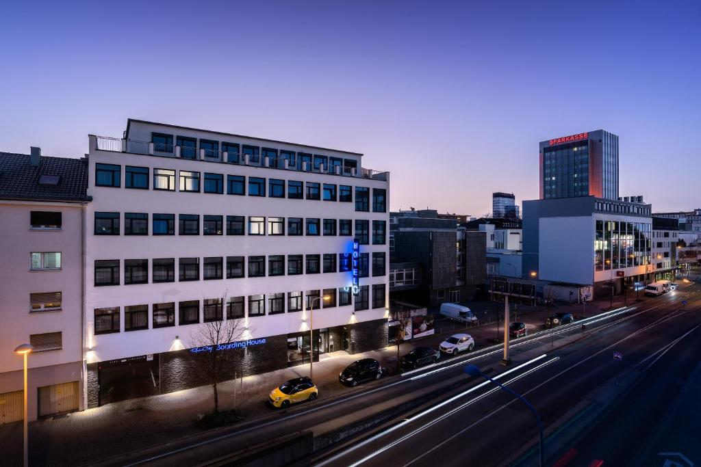 - un grand bâtiment blanc dans une rue de la ville la nuit dans l'établissement RheinCity Hotel & Boardinghouse, à Ludwigshafen