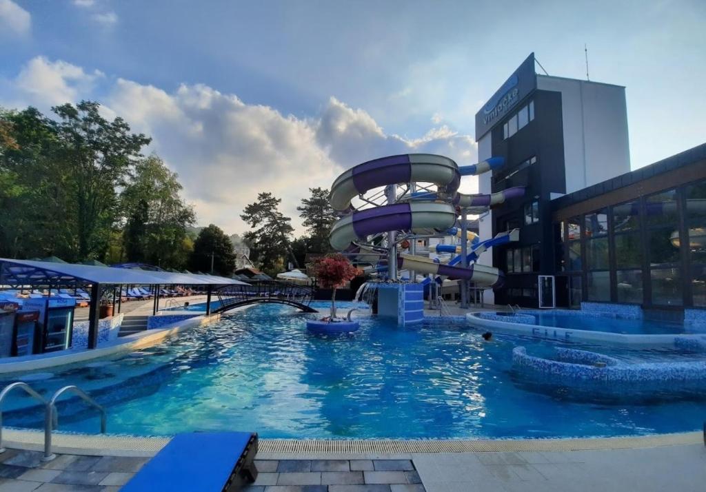 een zwembad met glijbaan in een resort bij Spa Resort & Hotel Vrnjačke Terme in Vrnjačka Banja