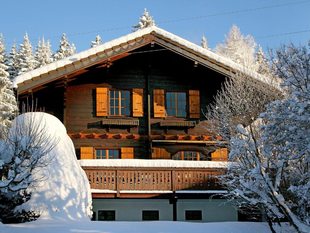 una cabaña de madera en la nieve con árboles nevados en Chalet Chalet Merymont by Interhome, en Villars-sur-Ollon