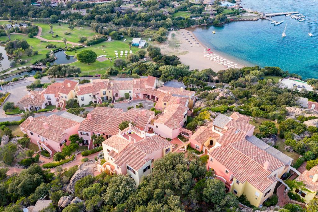 una vista aérea de una casa grande con playa en Bagaglino I Giardini Di Porto Cervo, en Porto Cervo