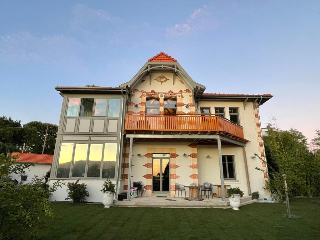 ein großes Haus mit Balkon darüber in der Unterkunft VILLA MADY Adultes Only in Andernos-les-Bains