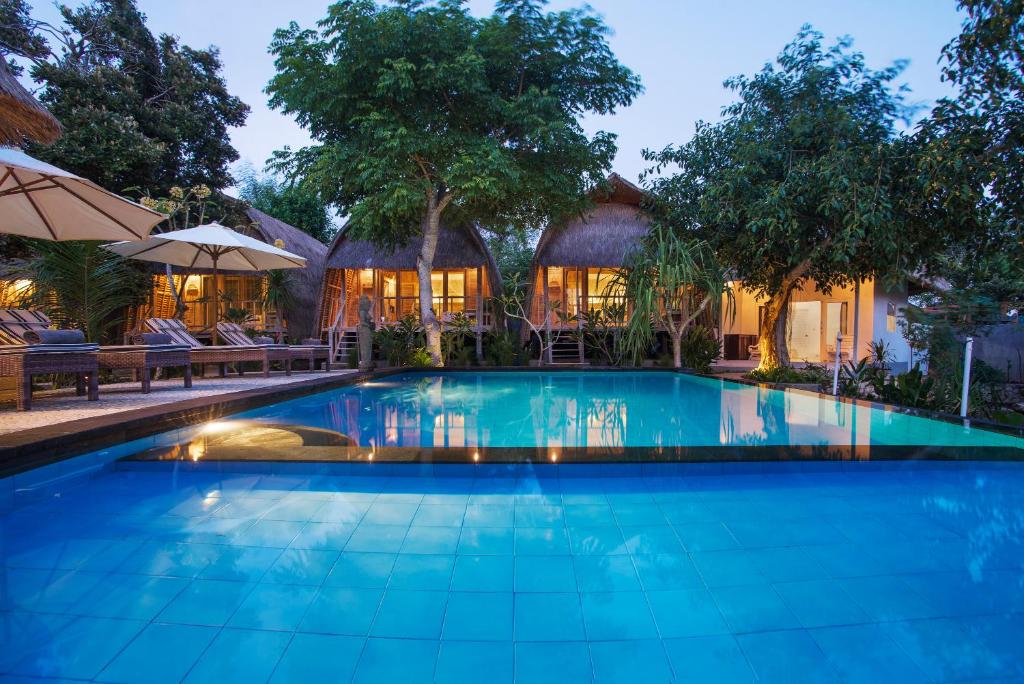 ein Pool vor einem Haus in der Unterkunft Komodo Garden in Nusa Lembongan