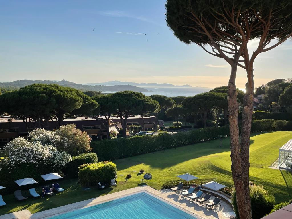 een luchtzicht op een resort met een zwembad bij Gallia Palace Hotel - Relais & Châteaux in Punta Ala