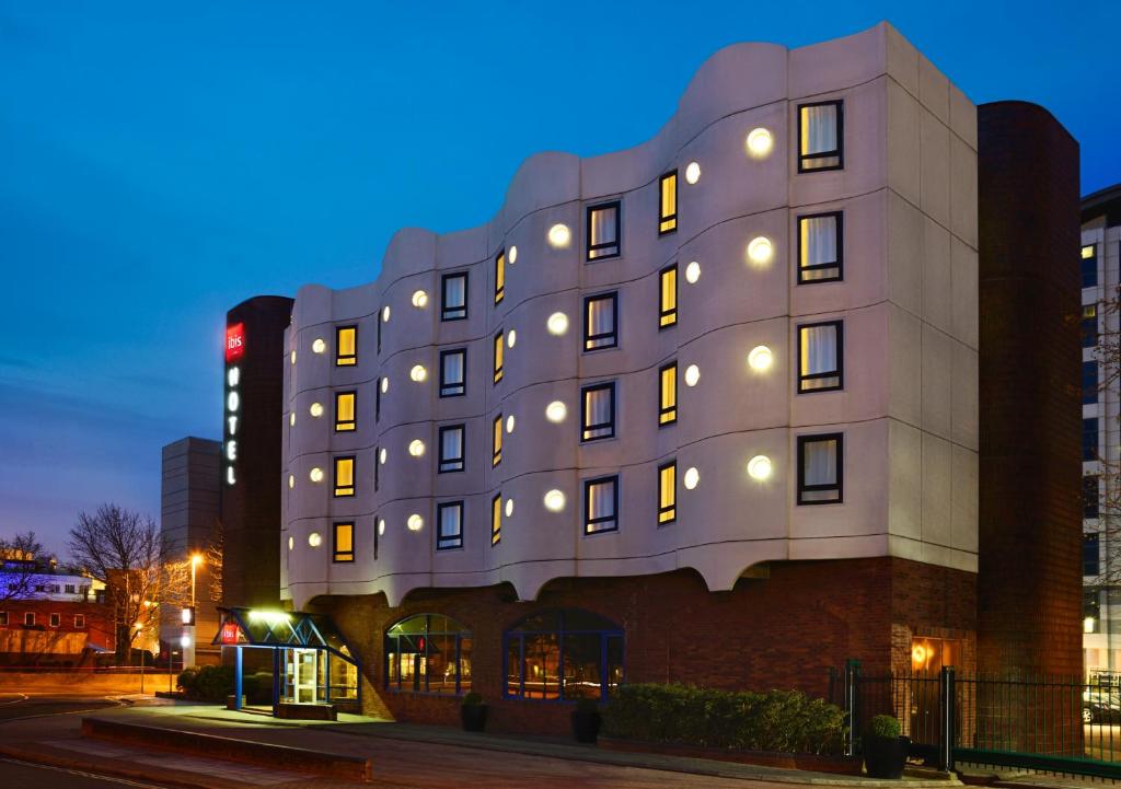 un edificio con luci sul lato di ibis Portsmouth a Portsmouth