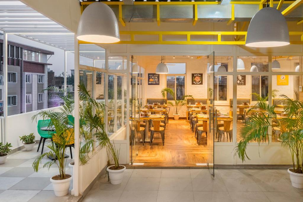 מסעדה או מקום אחר לאכול בו ב-Bedzzz Varanasi by Leisure Hotels, 1 Km from Dashwasamedh Ghat