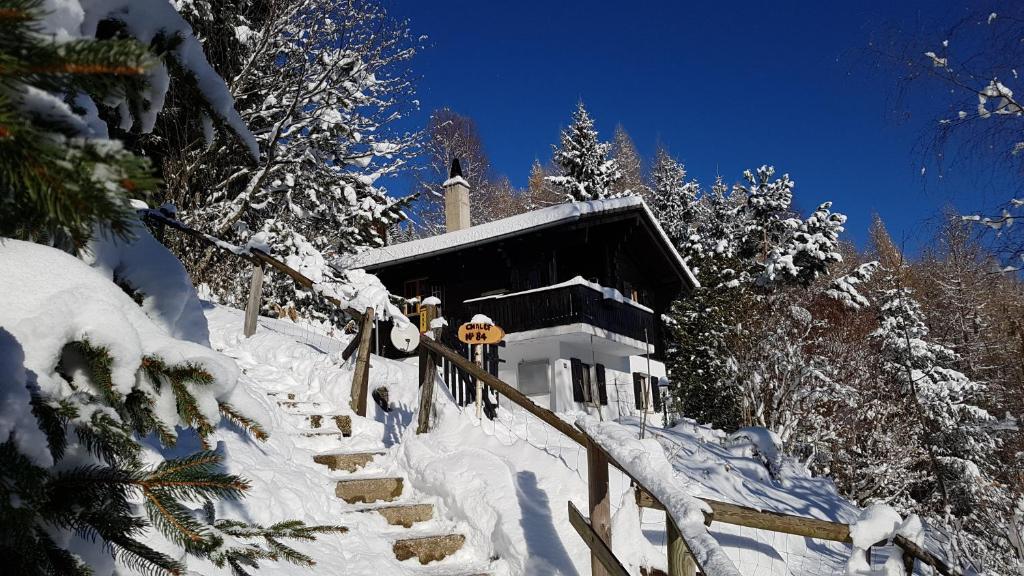 Charming chalet with panoramic view and private parking in Gruyère iarna