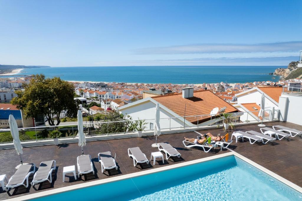 una villa con piscina e vista sull'oceano di Veronique Apartment a Nazaré