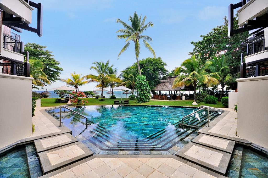 una foto di una piscina in un resort di Le Cardinal Exclusive Resort a Trou aux Biches