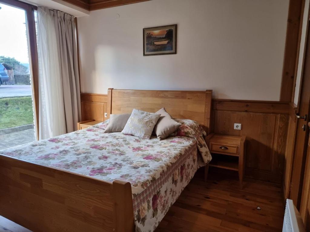 Pirin Golf Hotel Private Studios في رازلوغ: غرفة نوم بسرير ونافذة