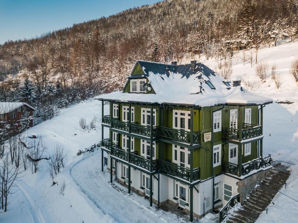 una vista aérea de una casa en la nieve en Willa Tęcza, en Szczawnica