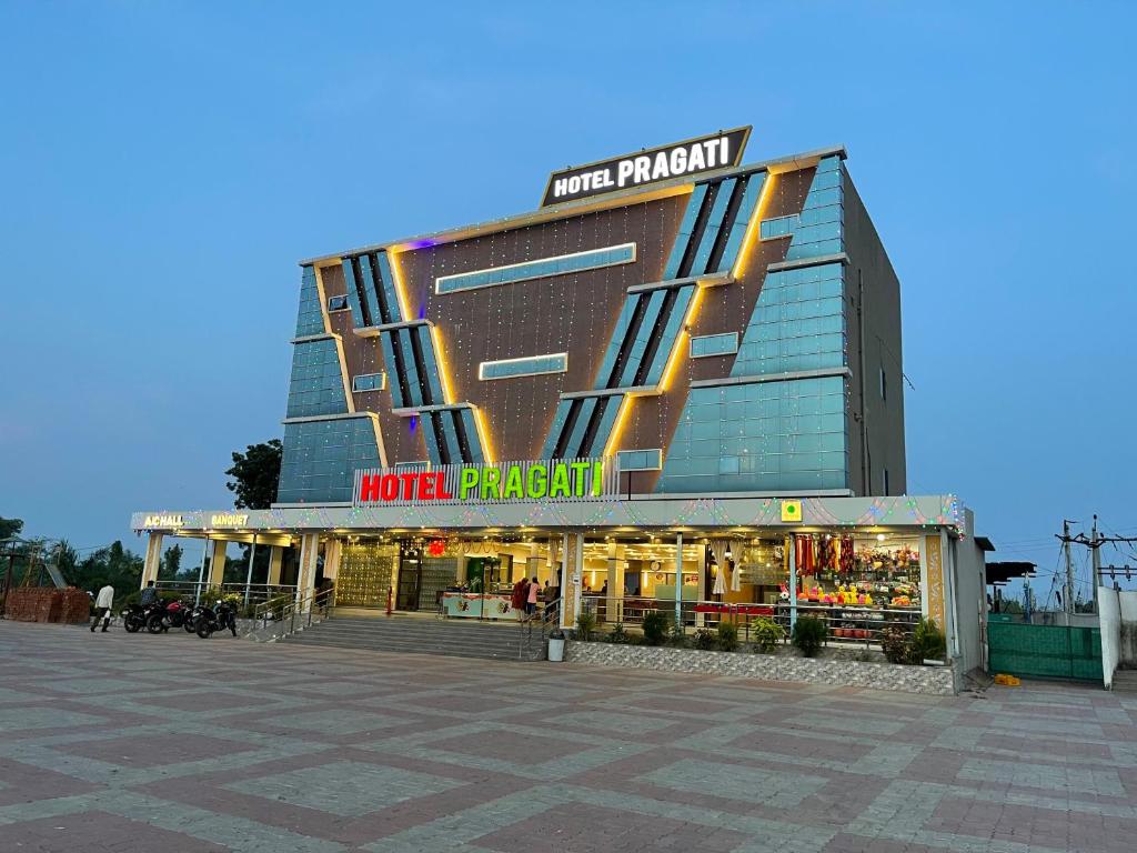 um grande edifício com uma loja em frente em Hotel Pragati em Agar