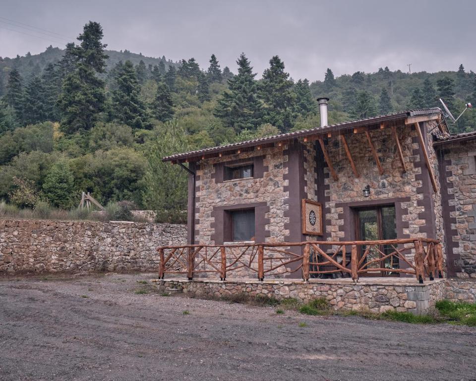 ein Steingebäude mit einem Zaun um ihn herum in der Unterkunft oneiropagidasuites in Kalavryta