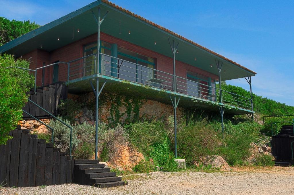 une maison sur le flanc d'une colline dans l'établissement Mar de Serra, à Rio Maior