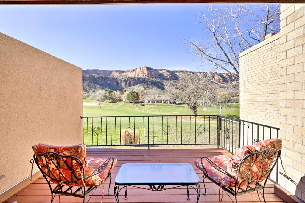 2 sedie e un tavolo sul balcone con vista di Grand Junction Golf Course Condo with Balconies a Grand Junction