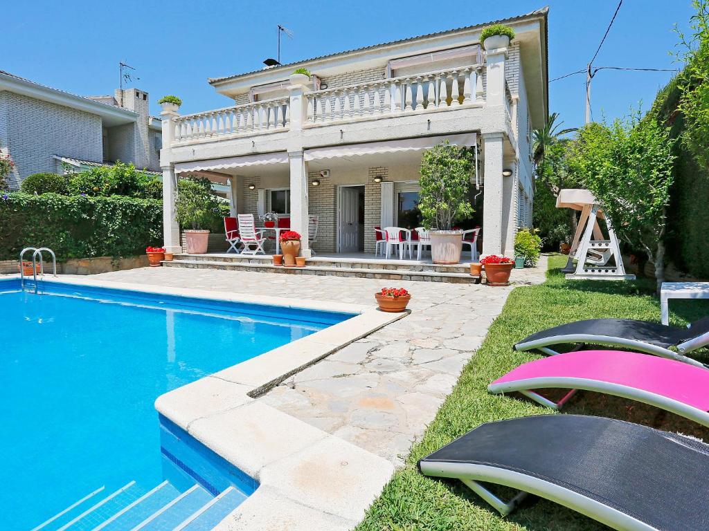 The swimming pool at or close to Holiday Home Annamaria by Interhome